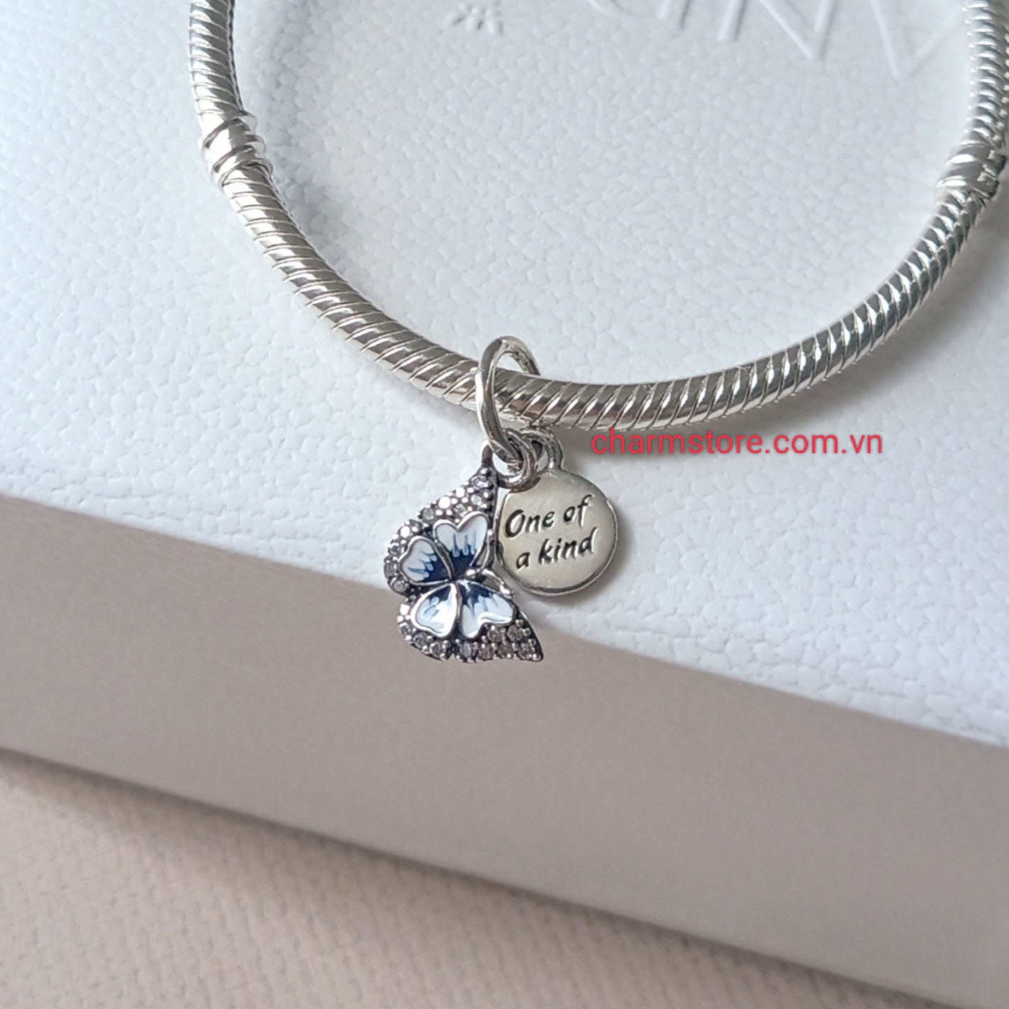 CHARM CÁNH BƯỚM XANH DƯƠNG