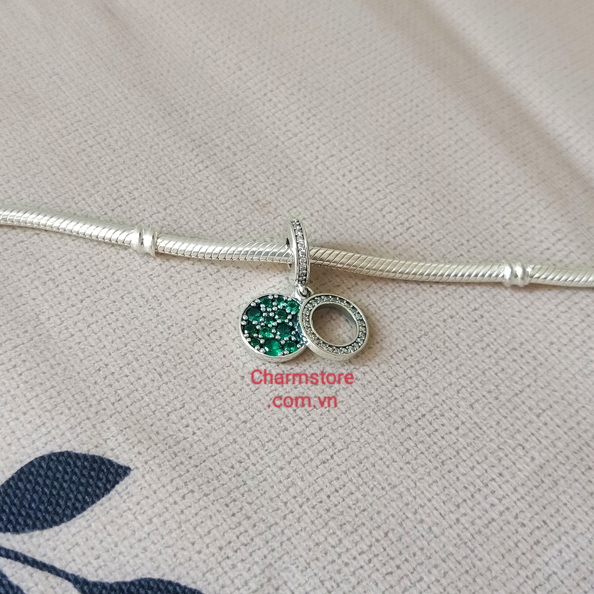 TREO ĐÔI TRÒN ĐĨA RỖNG ĐÁ XANH LÁ