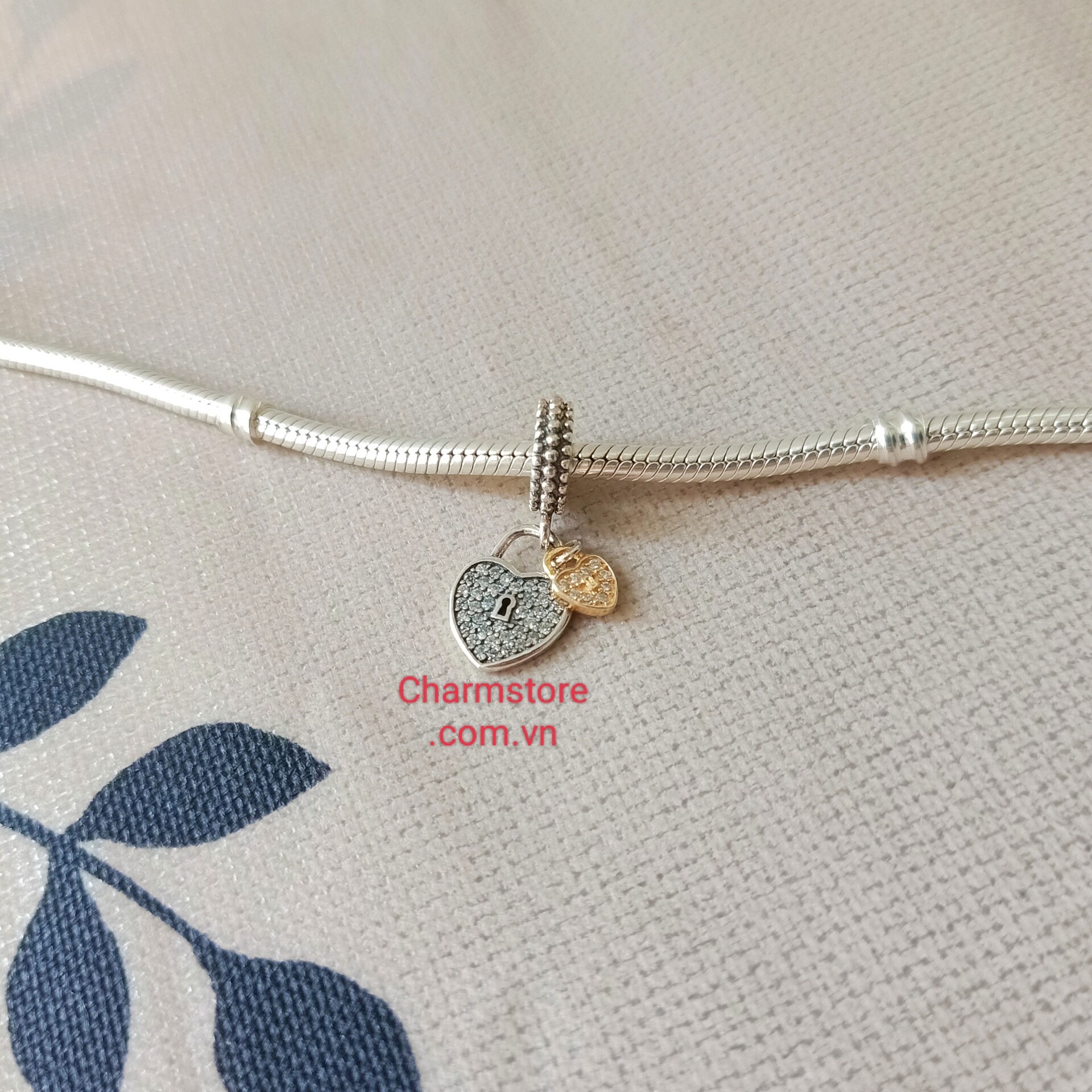 CHARM TREO ĐÔI TIM TRẮNG - VÀNG