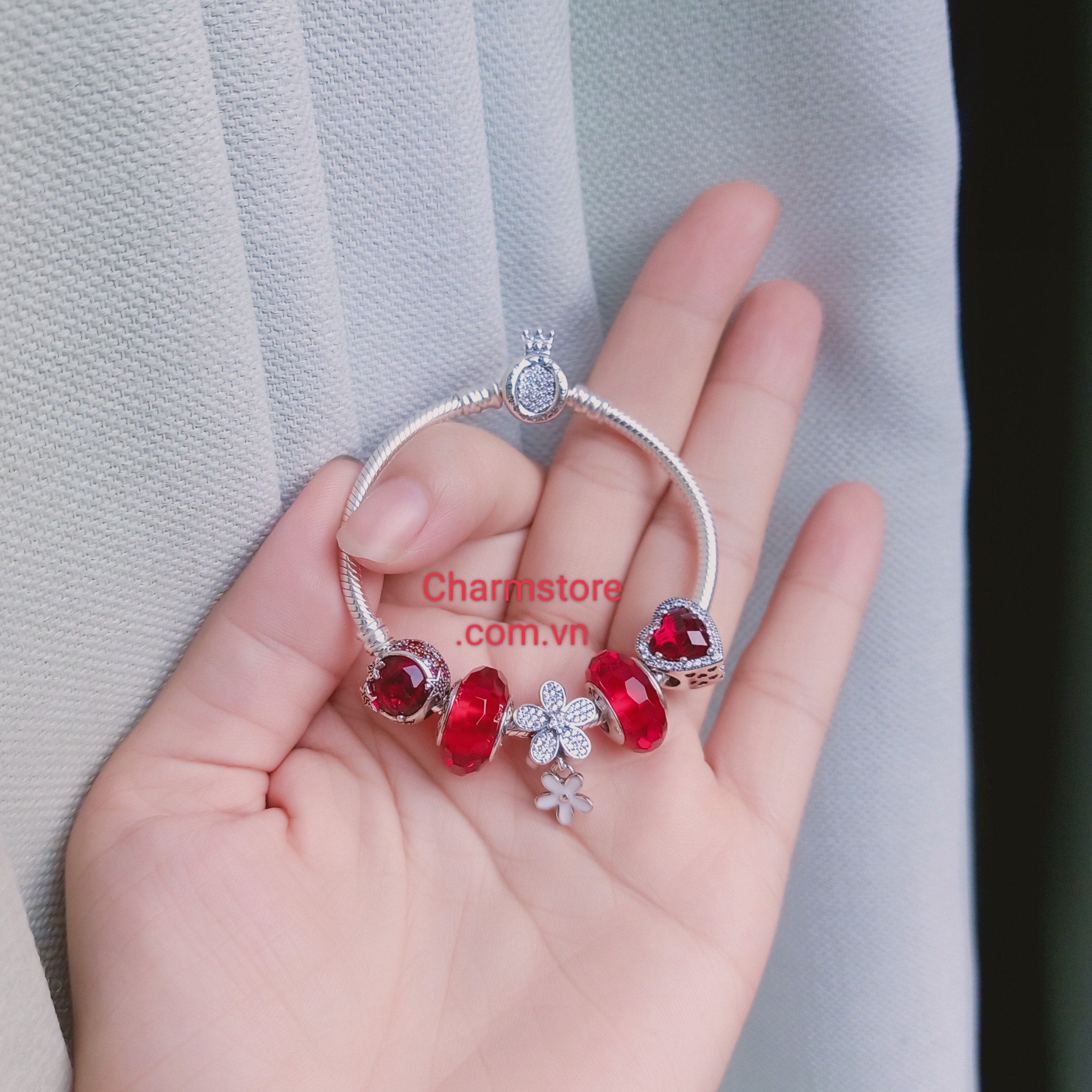 VÒNG TAY DAISY TRẮNG MIX RADIANT TIM ĐỎ