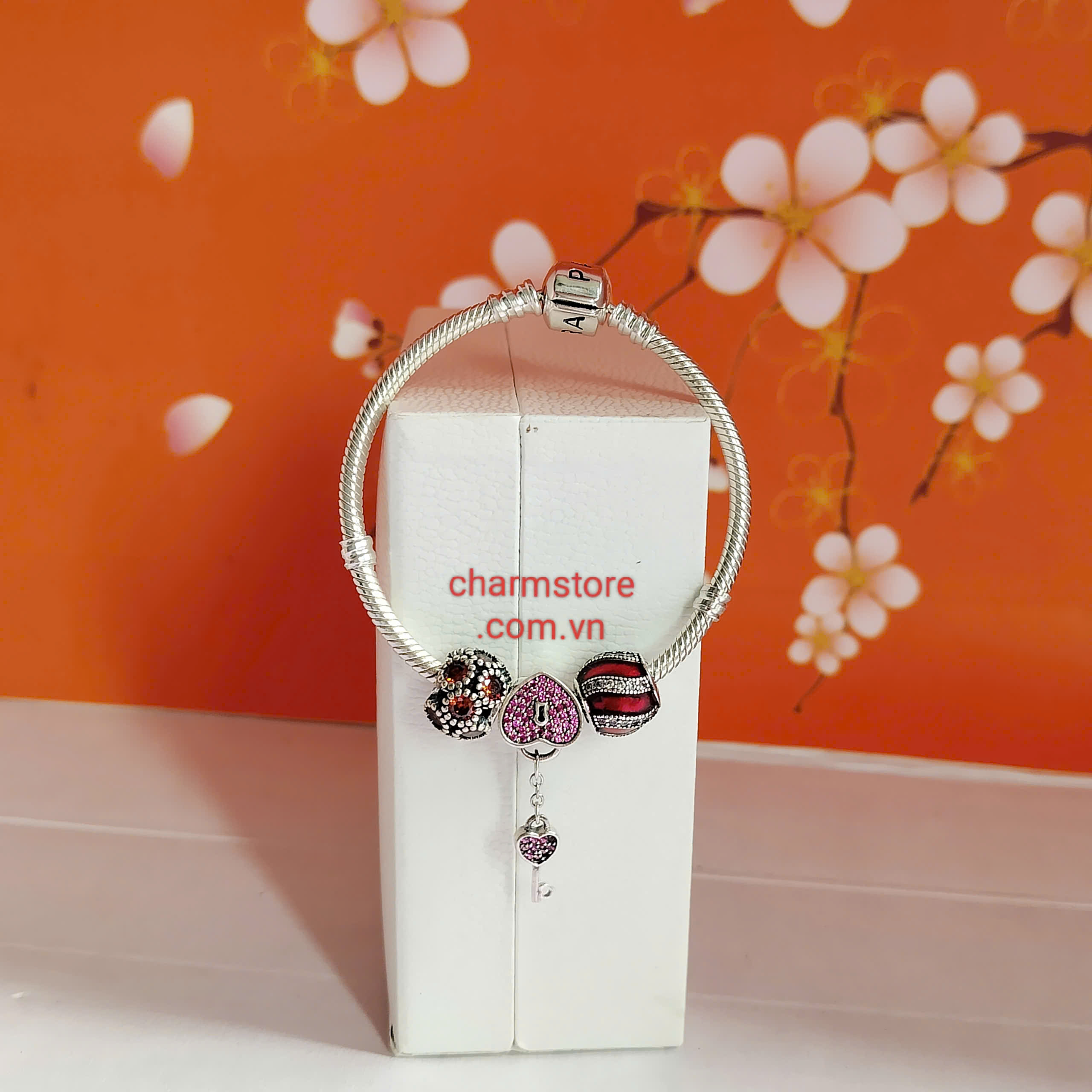 VÒNG CHARM TÌNH YÊU MỆNH HOẢ