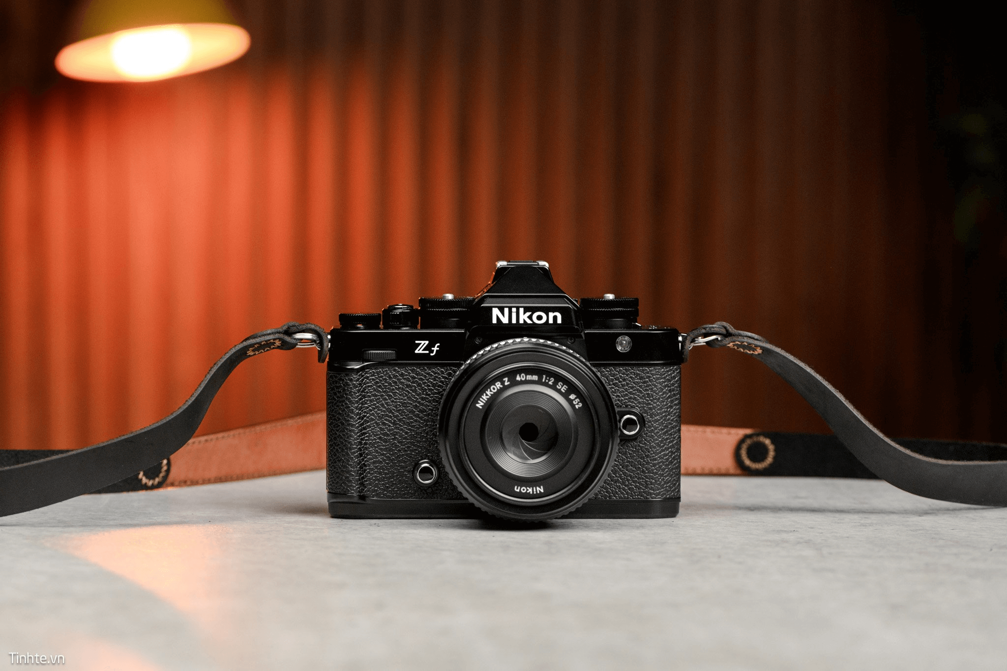 nikon-zf-co-gi-moi-danh-gia-chi-tiet-chiec-may-anh-retro-gay-sot-2025