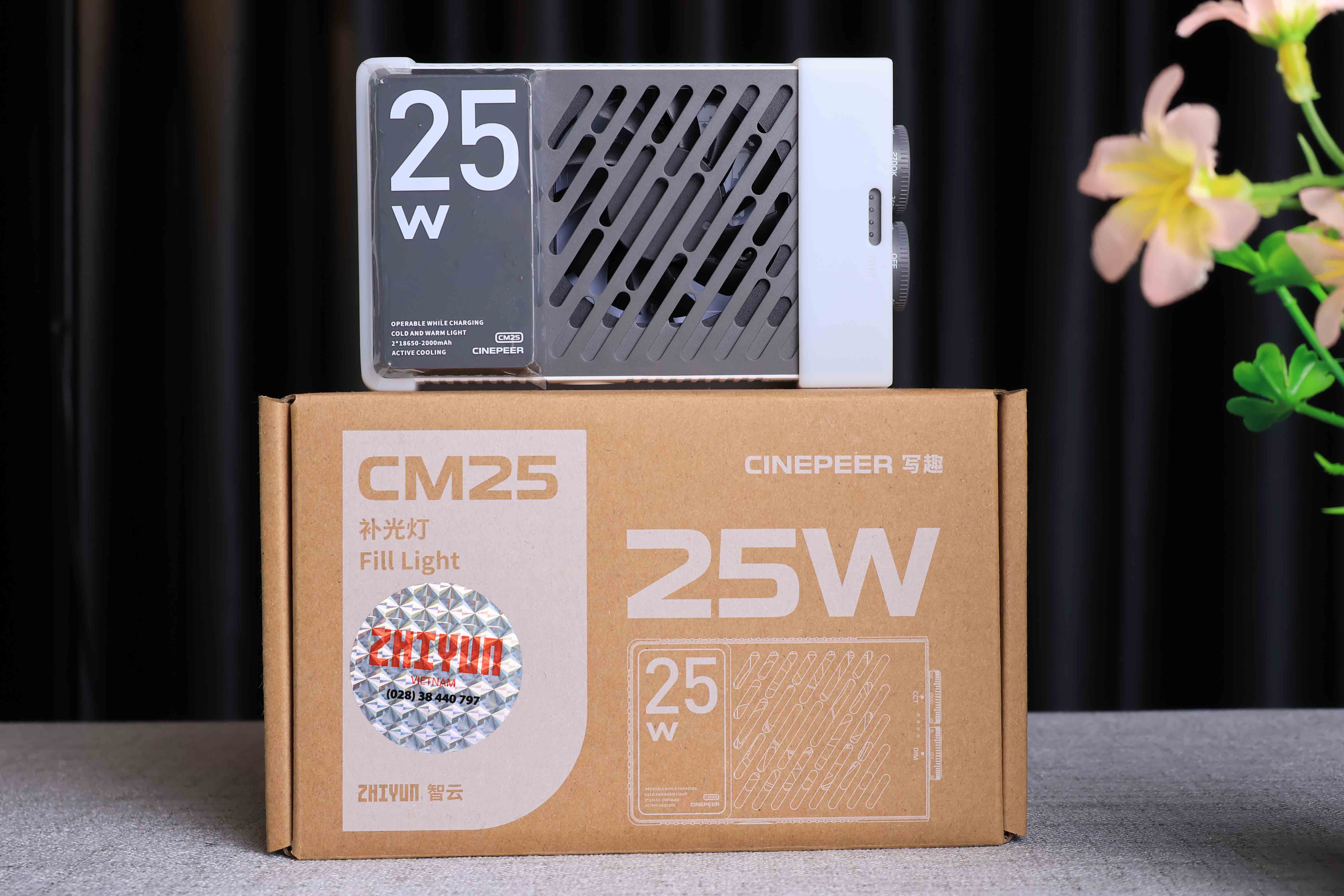 (New) Đèn ZHIYUN CINEPEER CM25