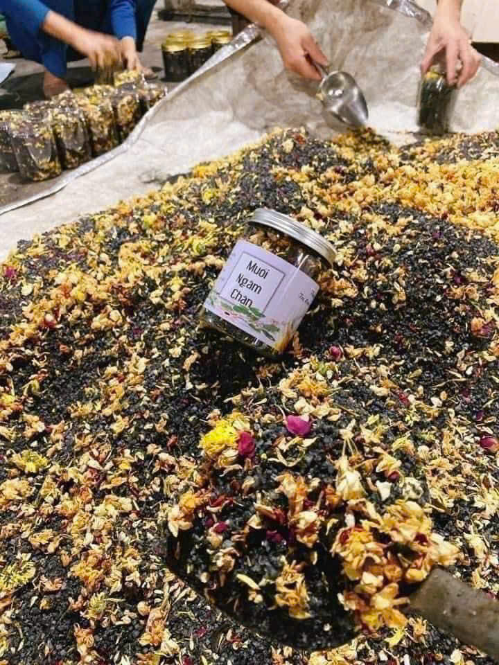 Muối thảo dược ngâm chân.