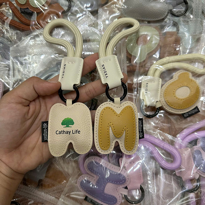 CT 464- MÓC KHÓA CHỮ CÁI IN LOGO CATHAY
