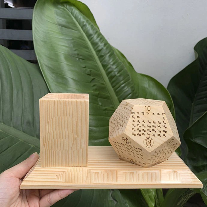 BỘ LỊCH 2023 GỖ ĐỂ BÀN KÈM ỐNG ĐỰNG BÚT  - KHỐI GỖ LỊCH KHẮC LOGO