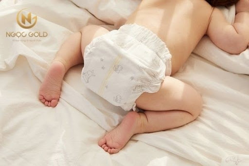 Cách đóng bỉm cho bé không bị tràn mẹ cần biết Cách đóng bỉm cho bé không bị tràn mẹ cần biết