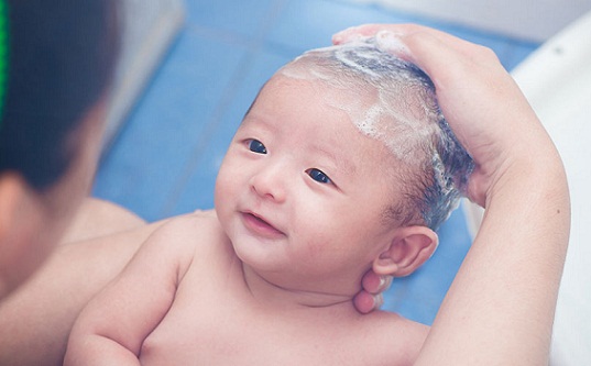 4 Bước tắm bé sơ sinh cơ bản mẹ phải biết 4 Bước tắm bé sơ sinh cơ bản mẹ phải biết