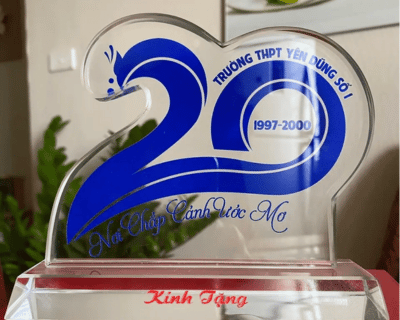 Ấn tượng và vô cùng ý nghĩa cùng 4 mẫu kỷ niệm chương họp lớp mới nhất năm 2024