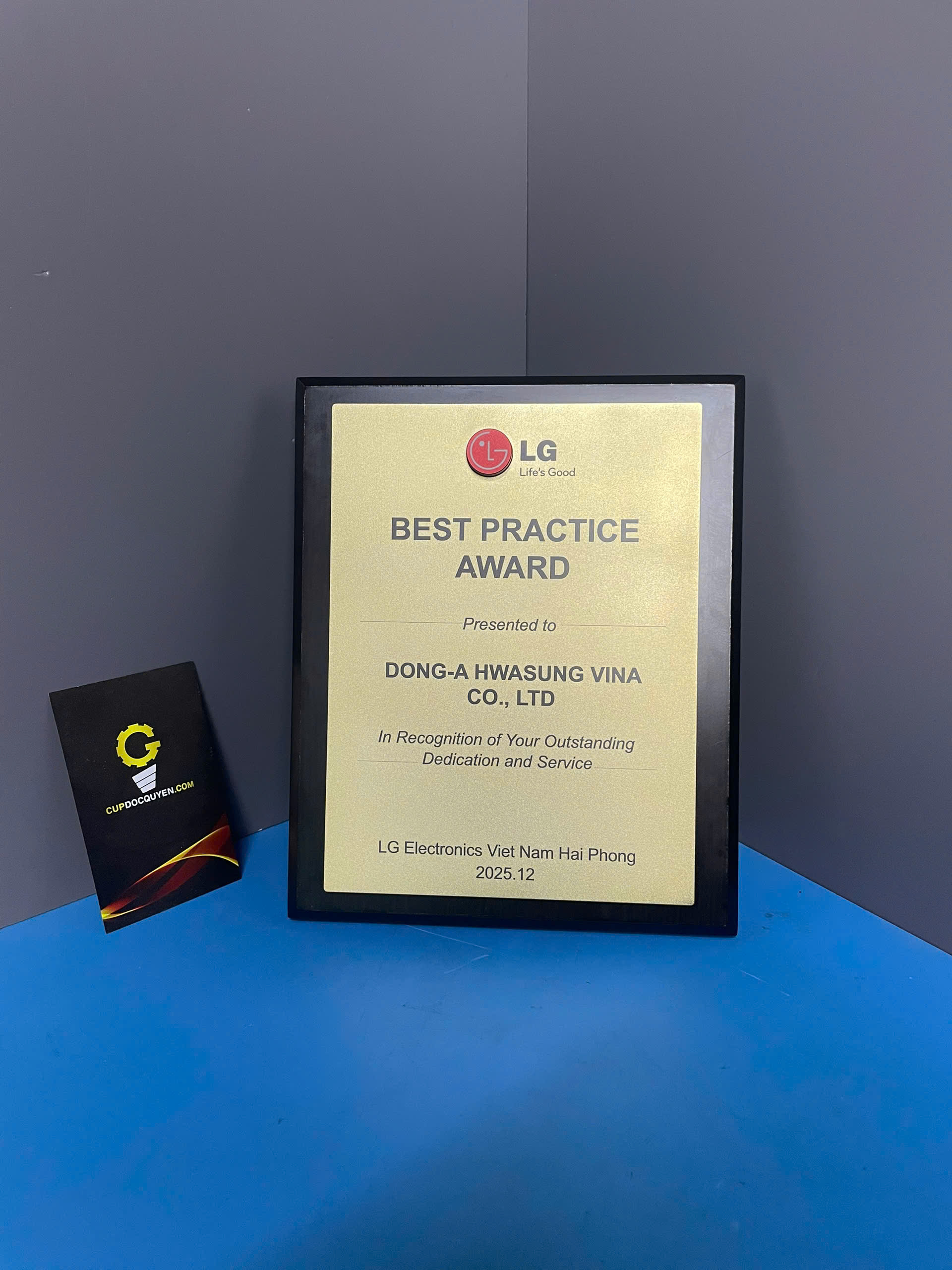 bang-vinh-danh-go-kim-loai