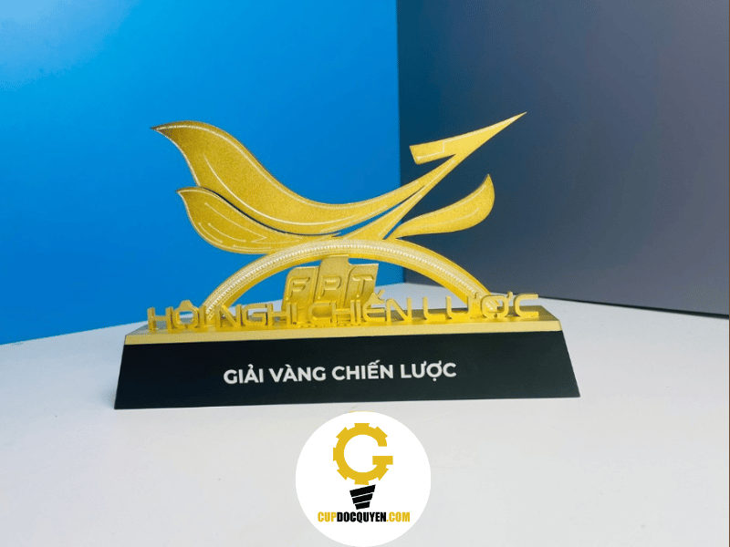 Cúp vinh danh cho thành tựu nhân viên bán hàng nổi bật