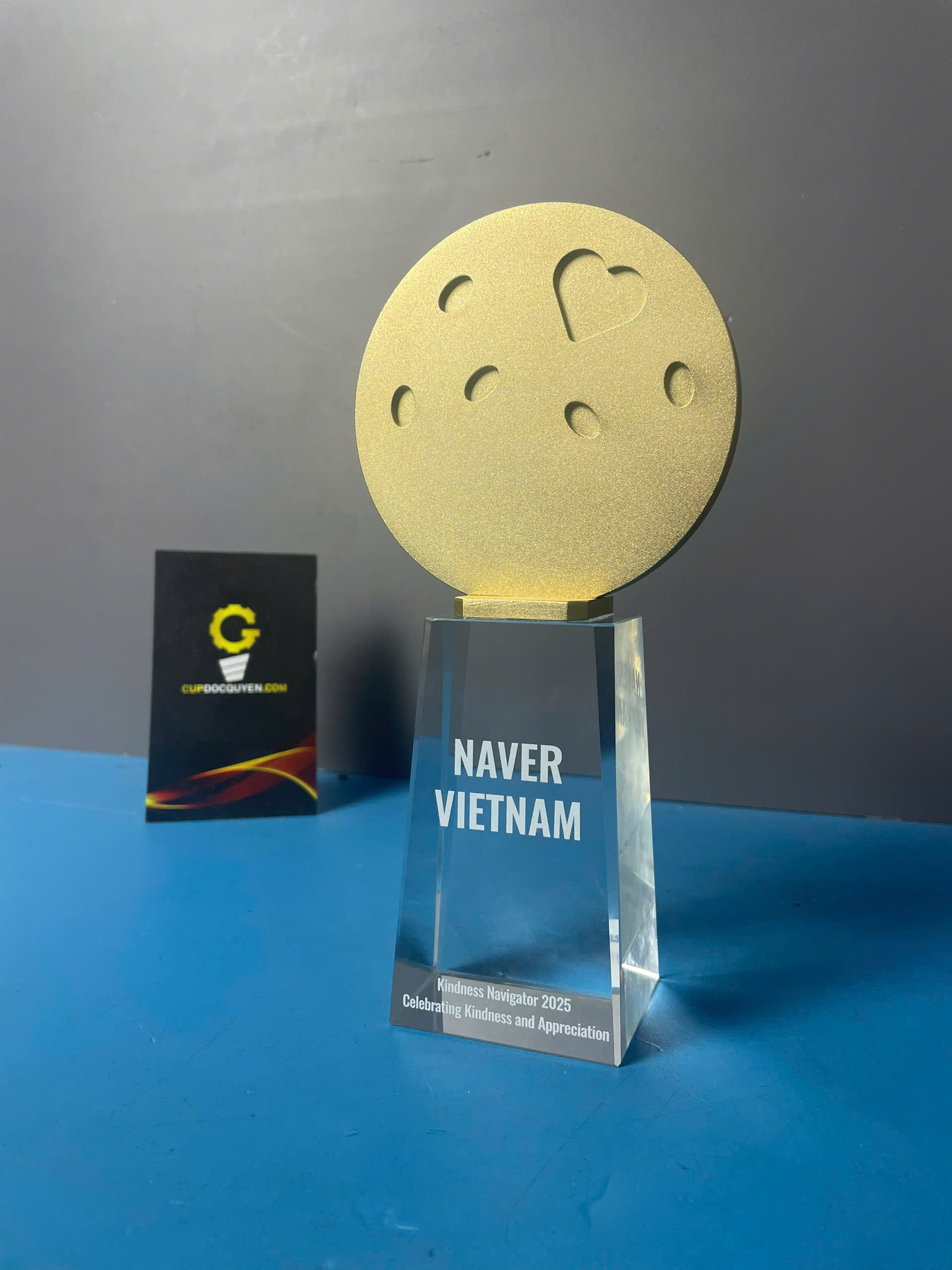 cup-kim-loai-ket-hop-pha-le