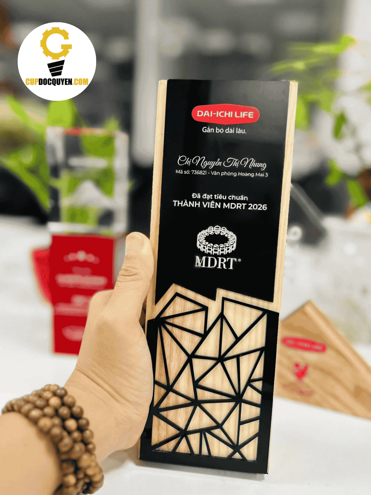 cup-vinh-danh-cuoi-nam