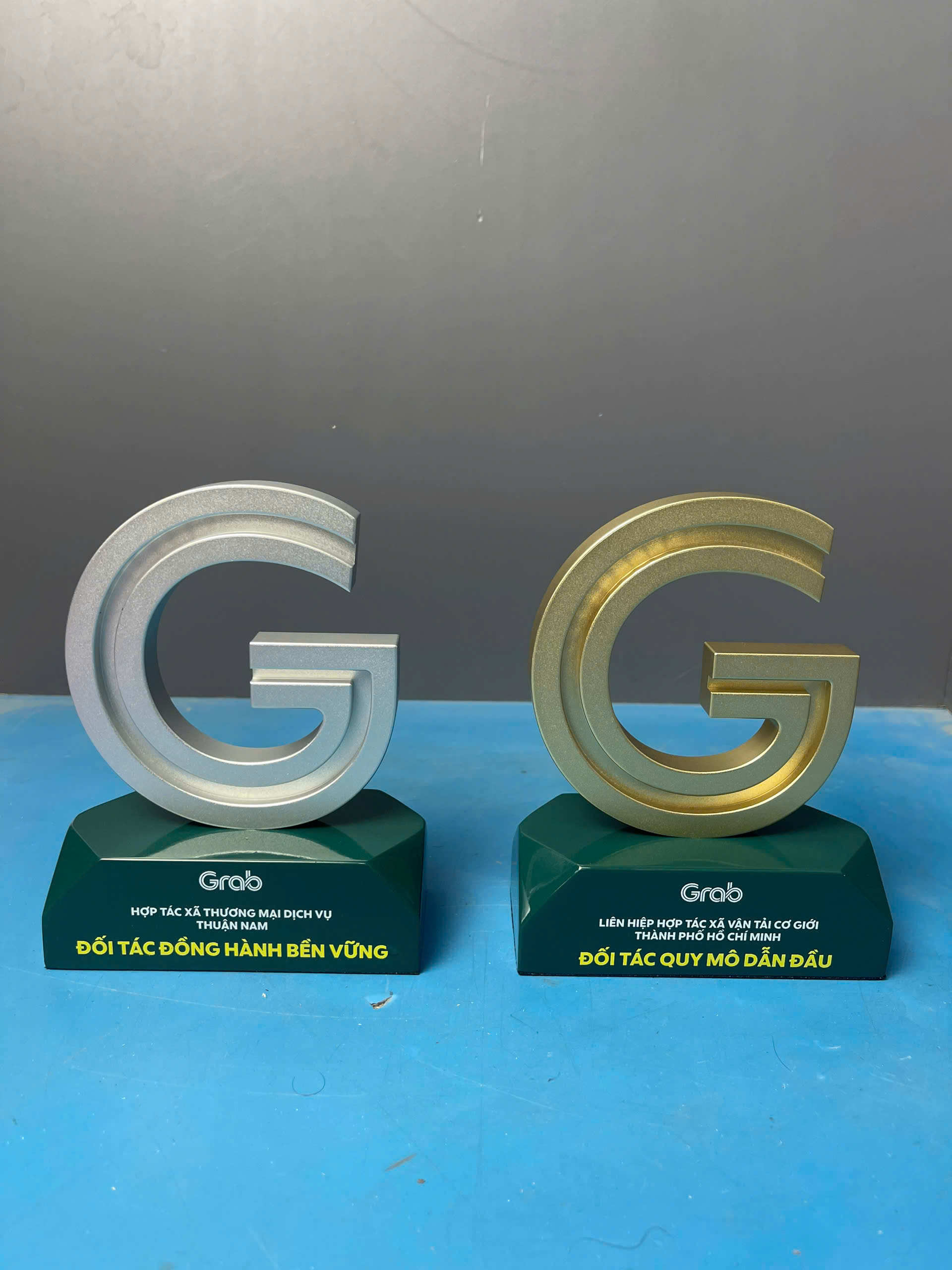 Cup-vinh-danh-doi-tac-Grab-1