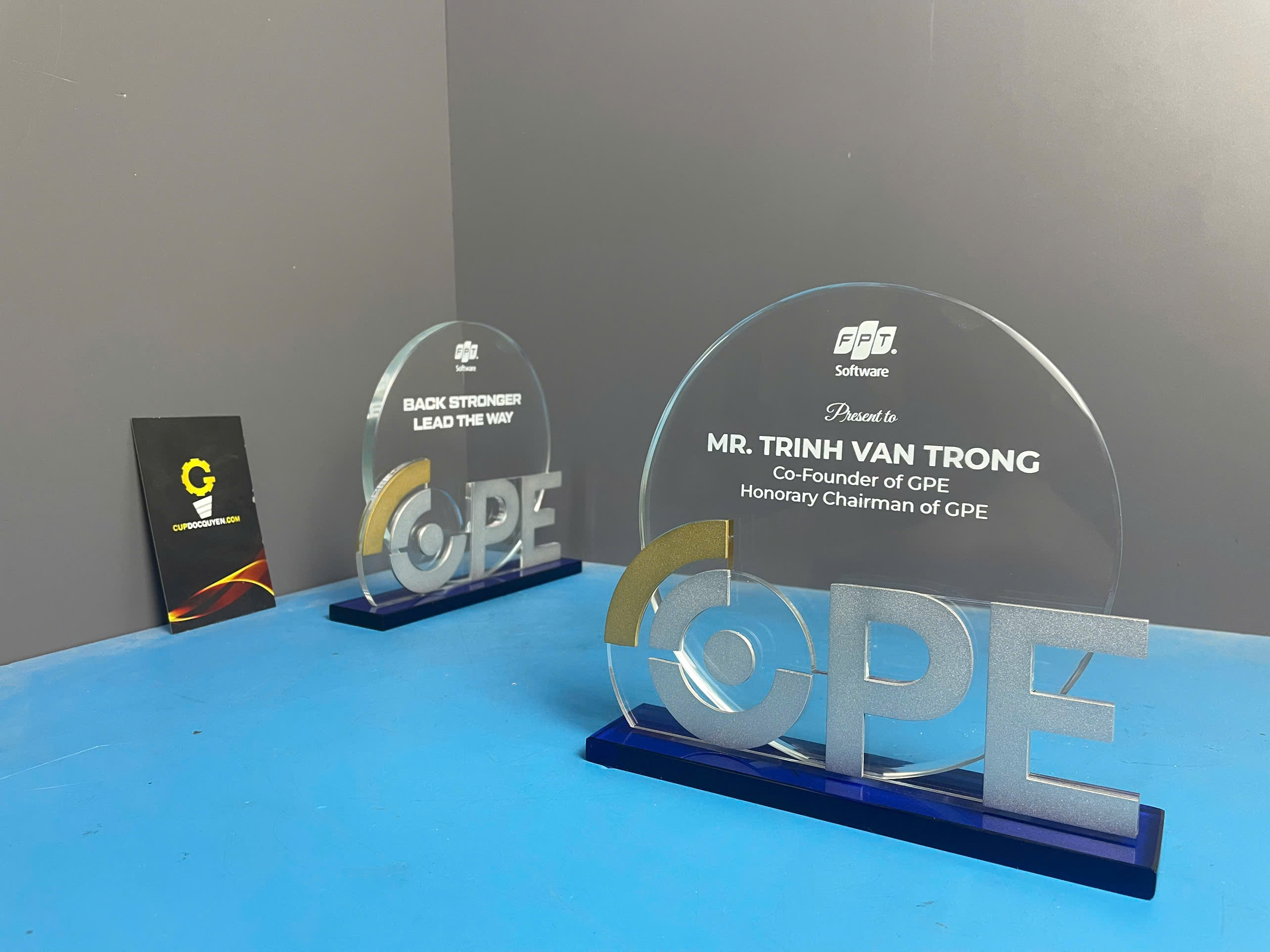 cup-vinh-danh-nhan-vien-cao-cap