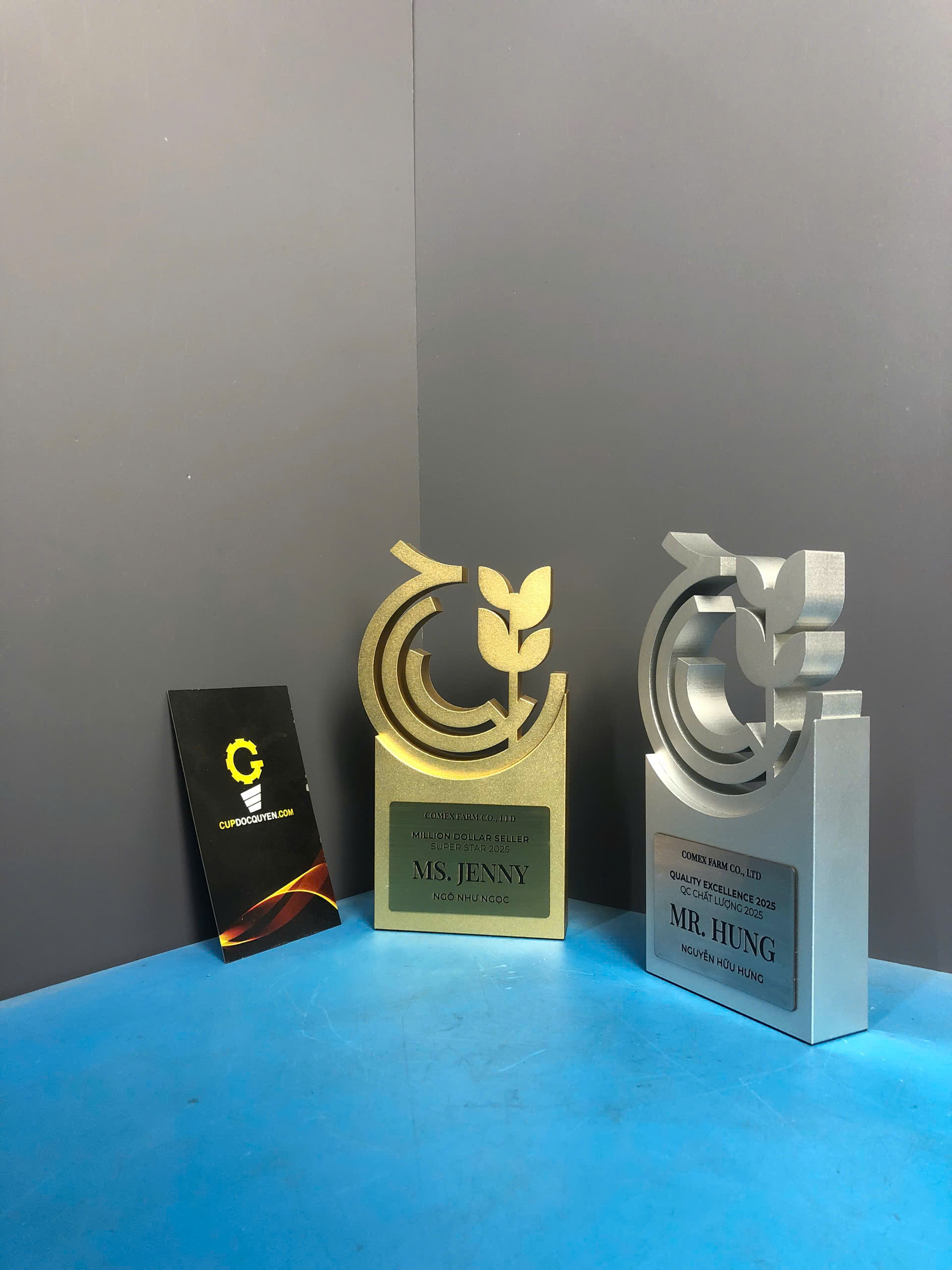 cup-vinh-danh-nhan-vien-kinh-doanh