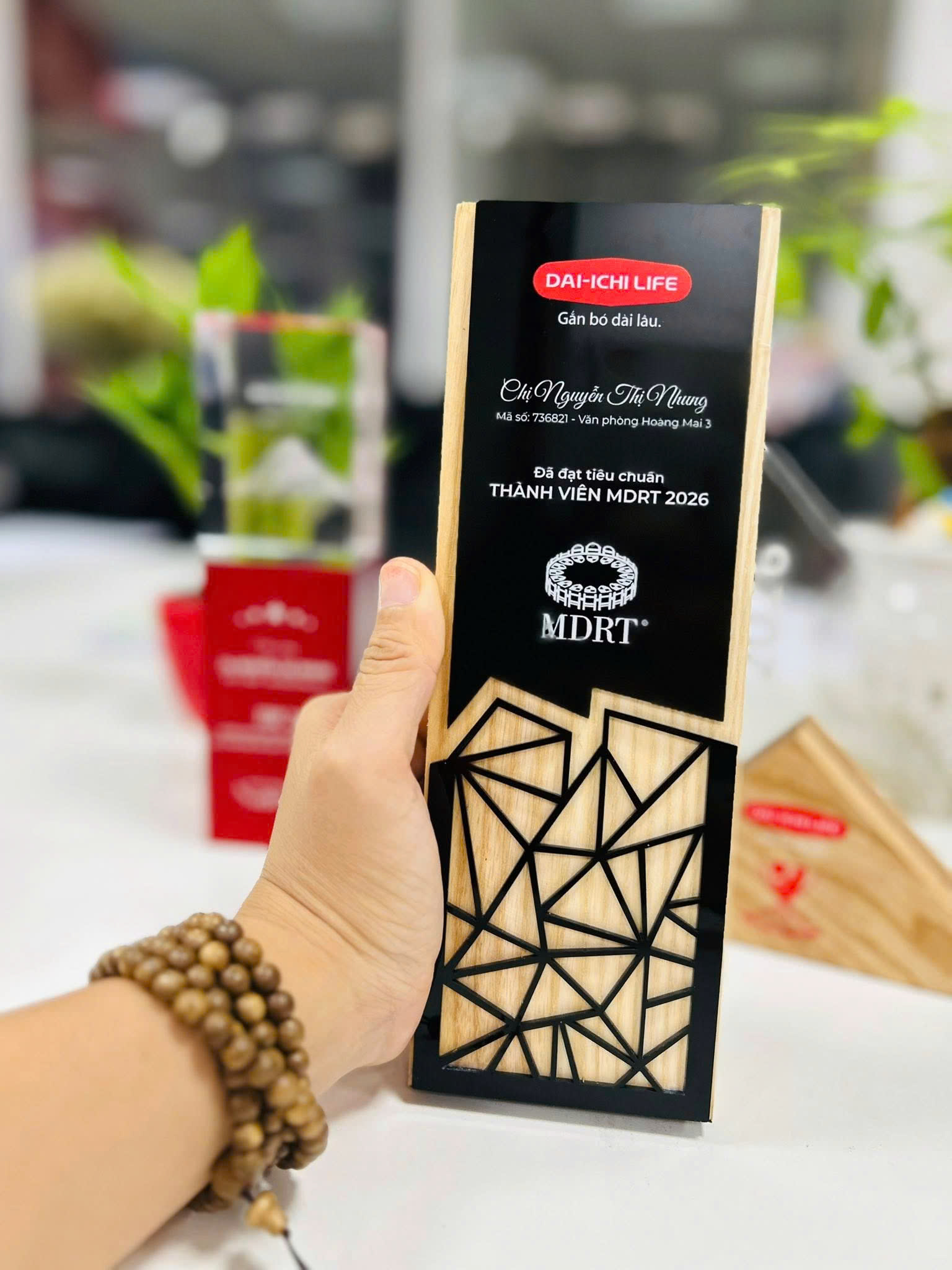 giai-nhan-vien-xuat-sac-cuoi-nam