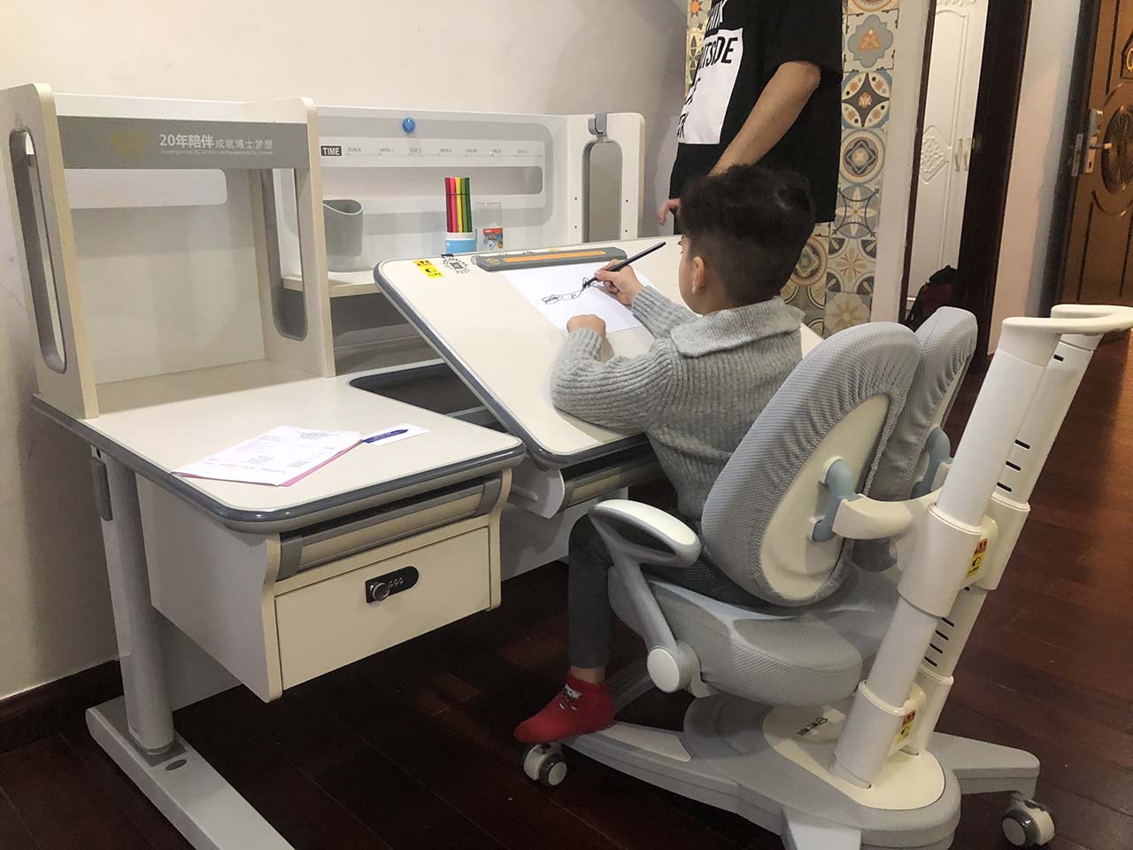 thay đổi góc nghiêng mặt bàn học thông minh kidsuni