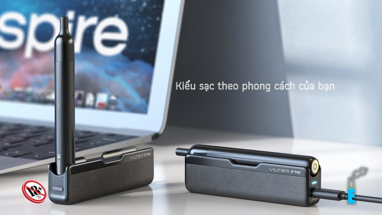 Quyết định kiểu sạc là ở bạn, với cách sạc hoàn toàn khác với những thiết bị còn lại trên thị trường, Vilter Pro chỉ nhận sạc qua pin dự phòng của mình, với cách sạc bằng từ tính bên hông hoặc dựng đứng sạc từ đít, mỗi kiểu sạc tạo nên phong cách riêng khi để trên bàn chủ nhân, điều này thực sự rất mới mẻ và hay ho.