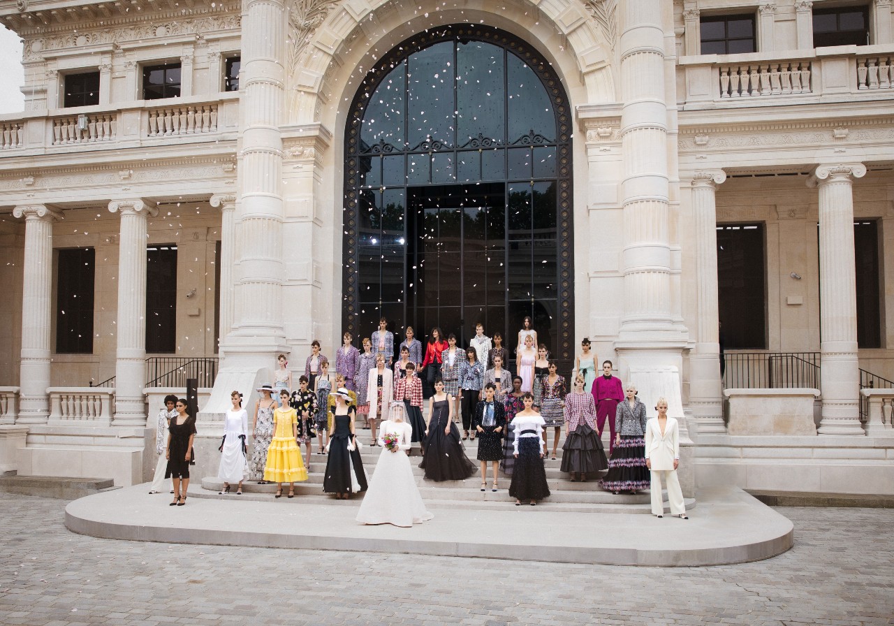 Lễ cưới ấm cúng và xa hoa của Chanel Haute Couture FW 2021