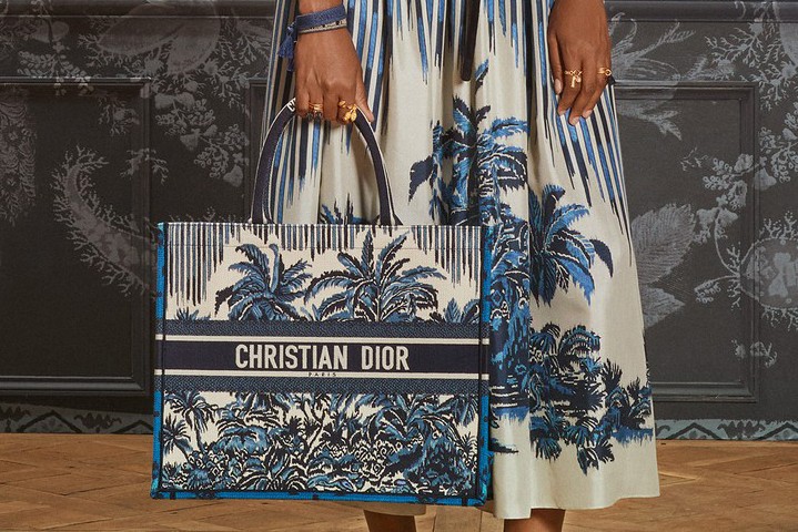 Phiên bản Dior Book Tote mới nhất cho mùa spring 2021 với tên gọi 'Dior Palms'