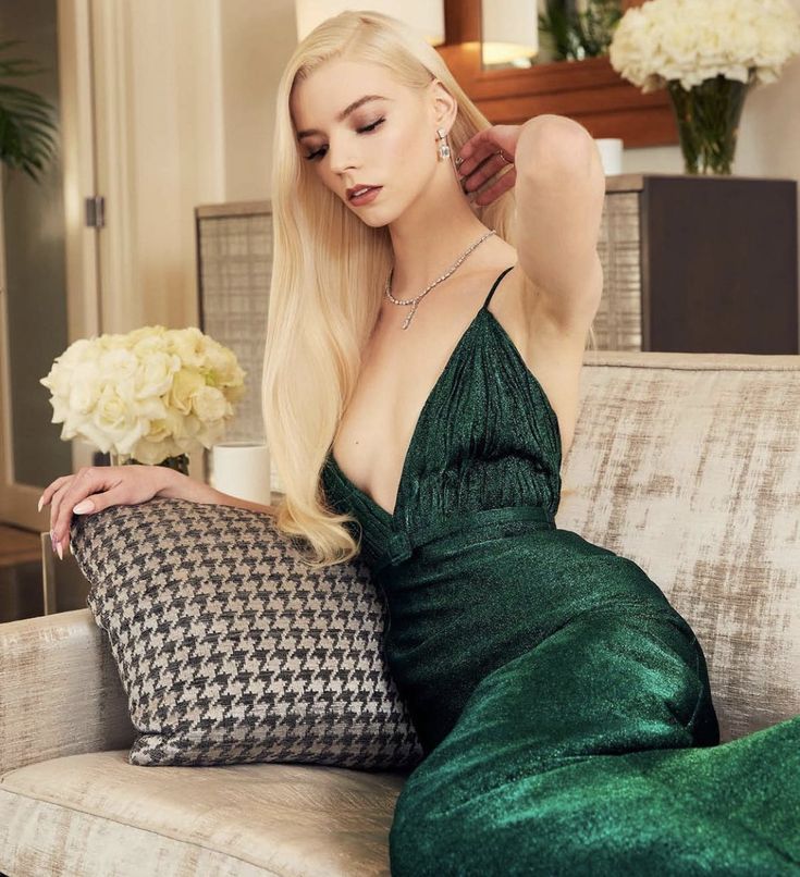 The Making Of Anya TaylorJoys Haute Couture Dior Dress at the Golden  Globes  LOfficiel