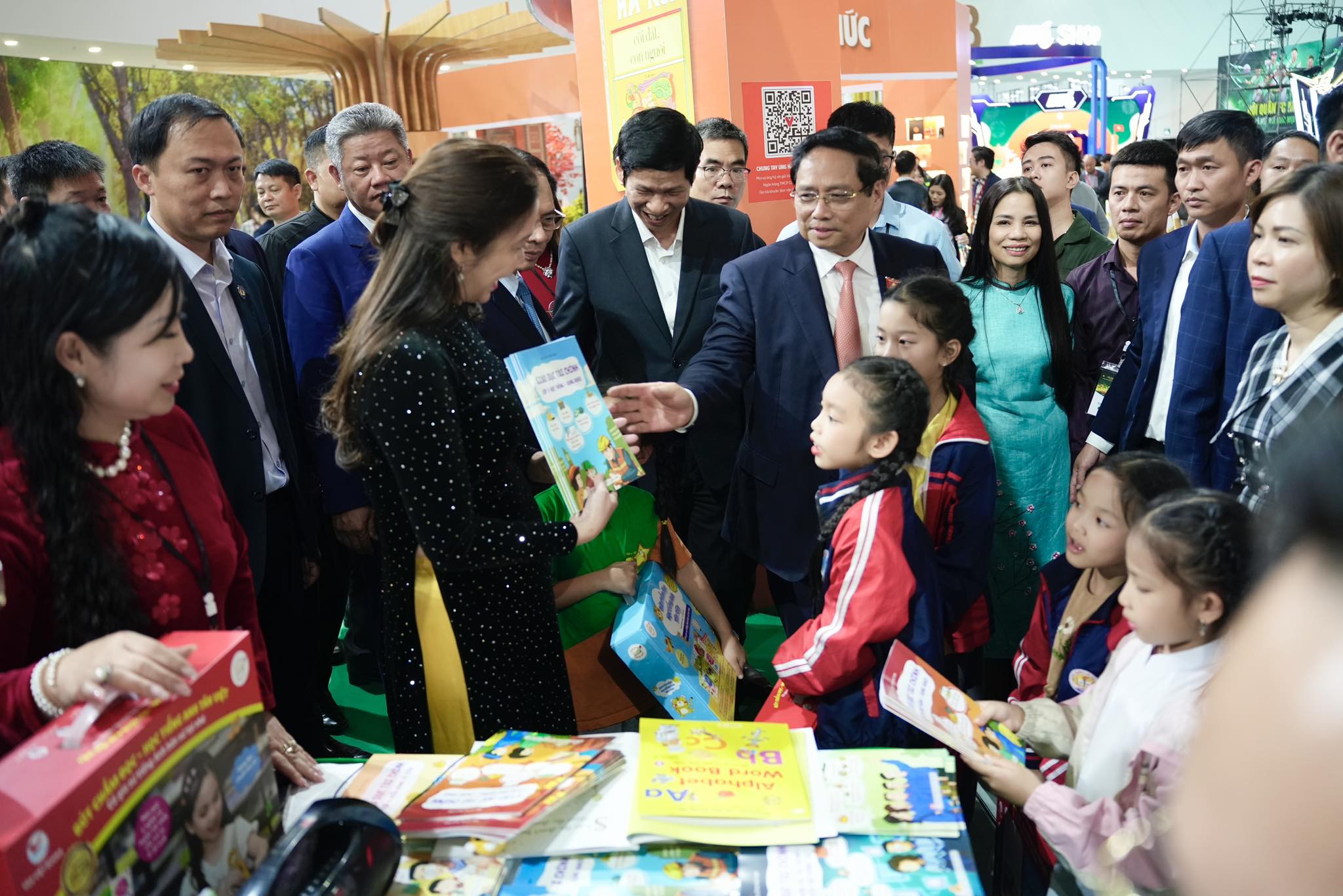 BỘ SÁCH “GIÁO DỤC TÀI CHÍNH” ĐƯỢC THỦ TƯỚNG PHẠM MINH CHÍNH DÀNH TẶNG CHO CÁC EM NHỎ TẠI HỘI CHỢ MÙA THU 2025.