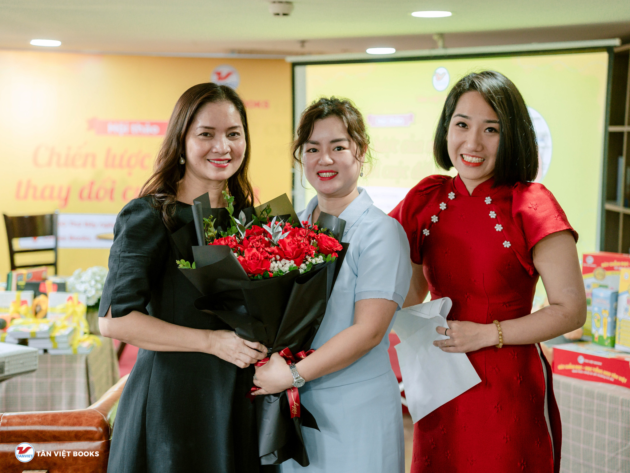 CEO KIm Thoa nhận bó hoa tươi thắm từ Mrs Trang Nhung