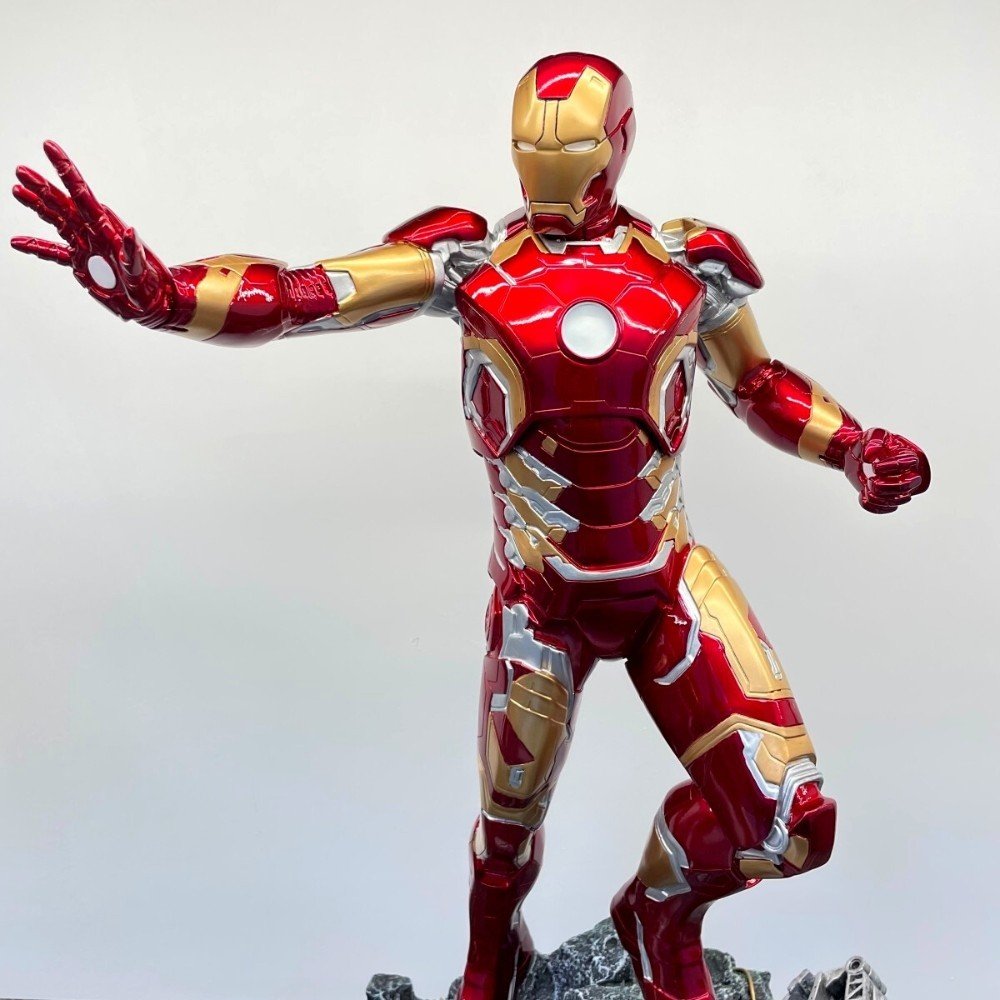 Đồ chơi mô hình Người Sắt Iron Man bằng nhựa có đèn nhạc 2342D