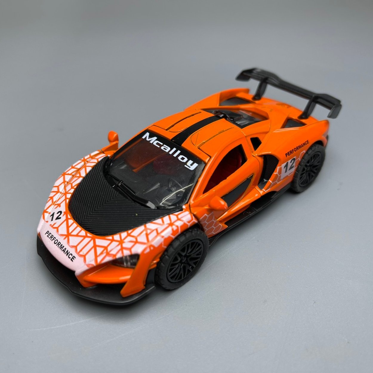 Thêm siêu bò Lamborghini Huracan màu cam về Việt Nam