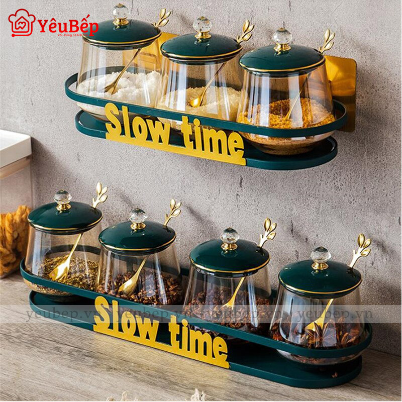 Set 4 Hũ Đựng Gia Vị Bằng Thủy Tinh Kèm Giá Treo Dán Tường