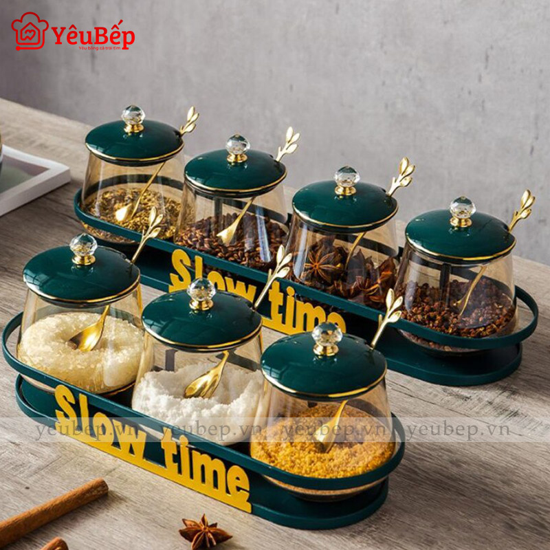 Set 4 Hũ Đựng Gia Vị Bằng Thủy Tinh Kèm Giá Treo Dán Tường
