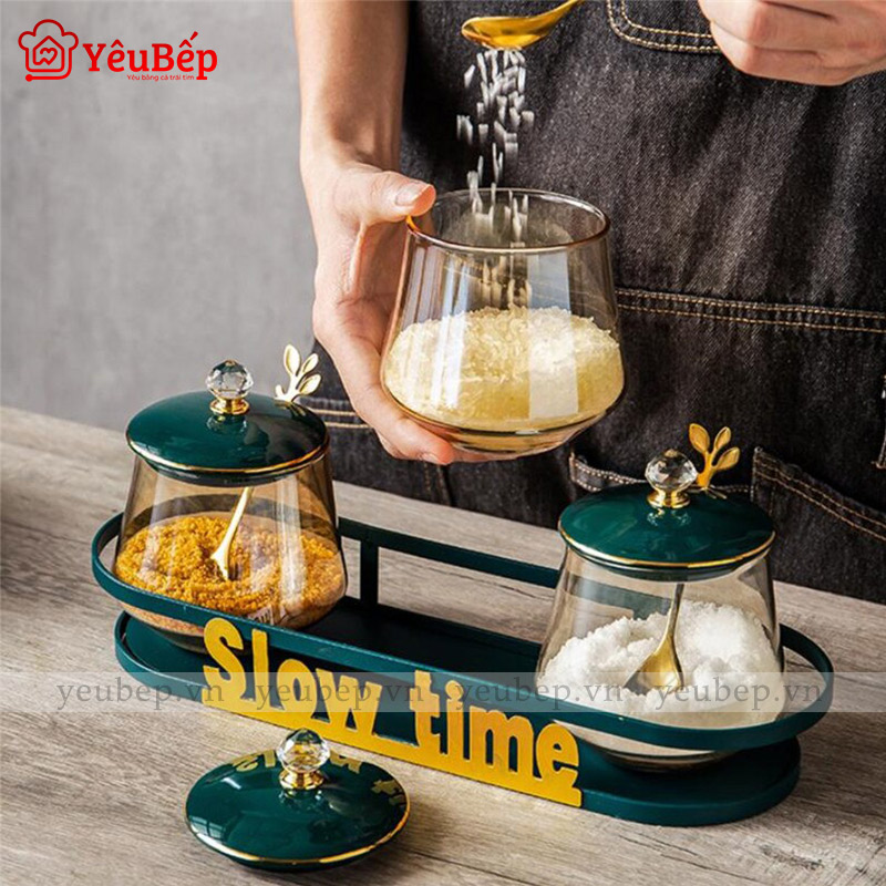Set 4 Hũ Đựng Gia Vị Bằng Thủy Tinh Kèm Giá Treo Dán Tường