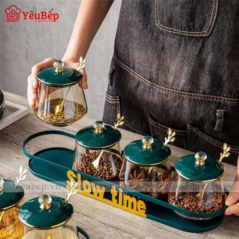 Set 4 Hũ Đựng Gia Vị Bằng Thủy Tinh Kèm Giá Treo Dán Tường