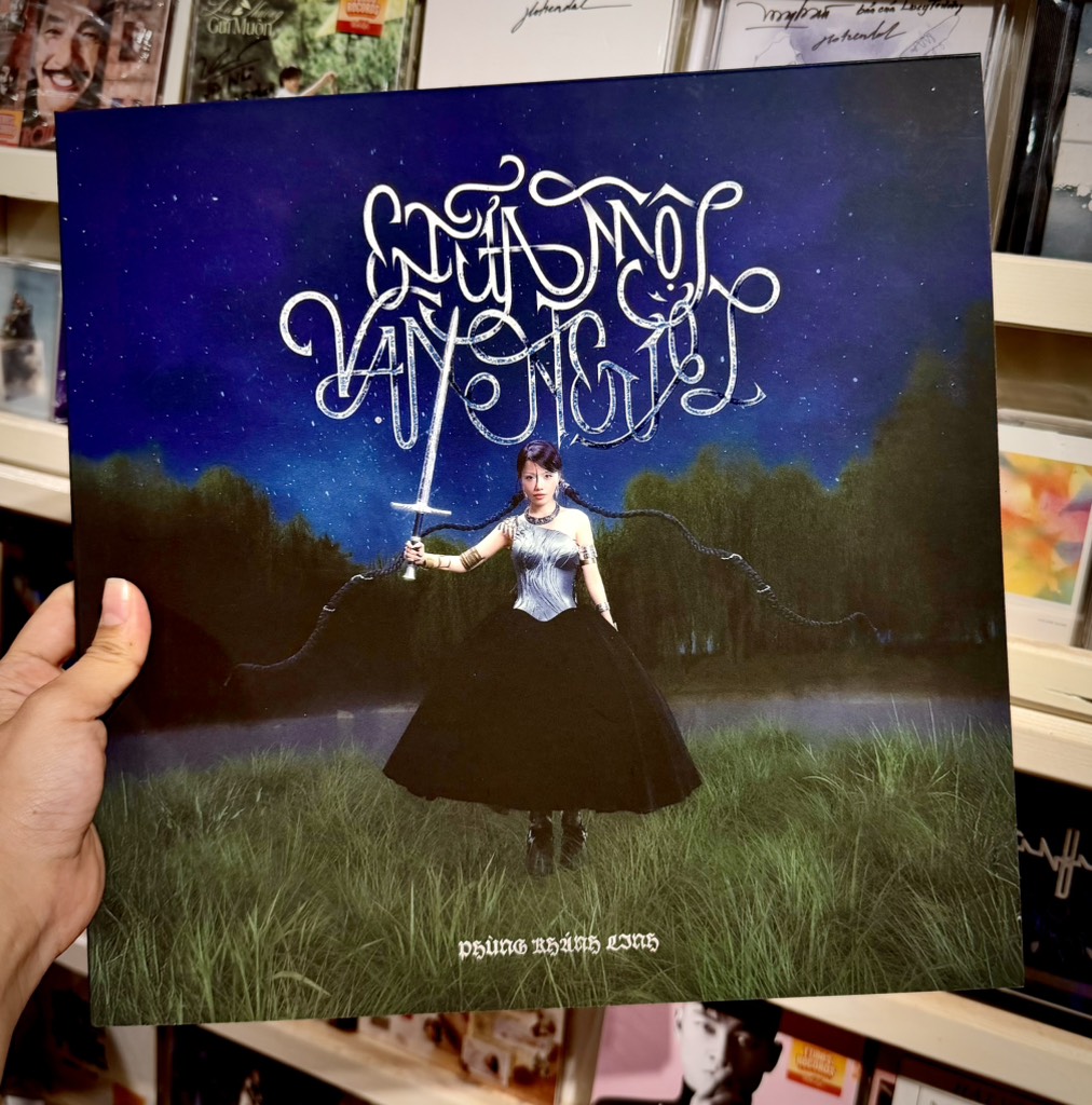 vinyl PHÙNG KHÁNH LINH - GIỮA MỘT VẠN NGƯỜI - THE 3RD ALBUM (STARRY NIGHT VINYL LP)