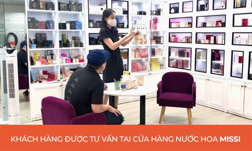 khách hàng được tư vấn mua nước hoa tại cửa hàng missi