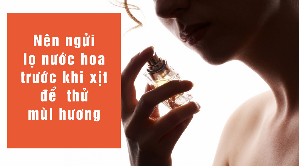 nên ngửi lọ nước hoa trước khi xịt để thử mùi hương