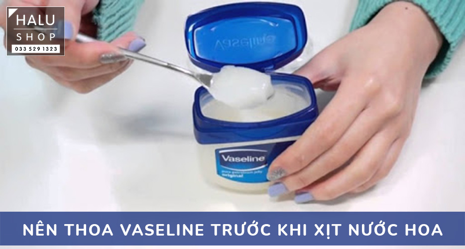 thoa vaseline truoc khi xit nuoc hoa