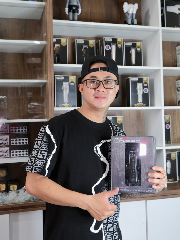 Hình ảnh khách hàng ghé mua hàng tại UndercutStore
