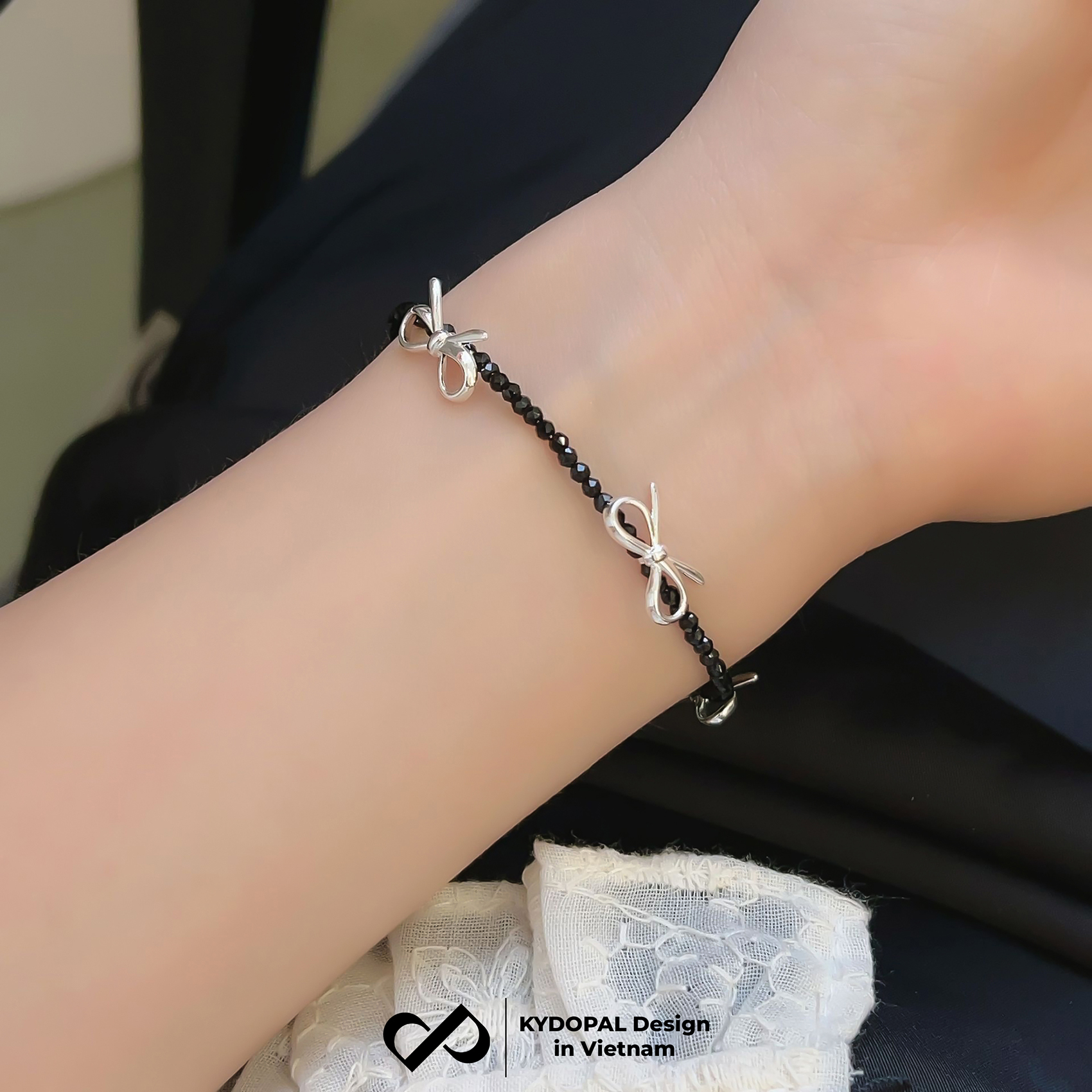 Lắc tay bạc nữ KYDOPAL s925 vòng tay hạt đá đen mix charm nơ trơn xinh xắn, cá tính - PAL9C12L26