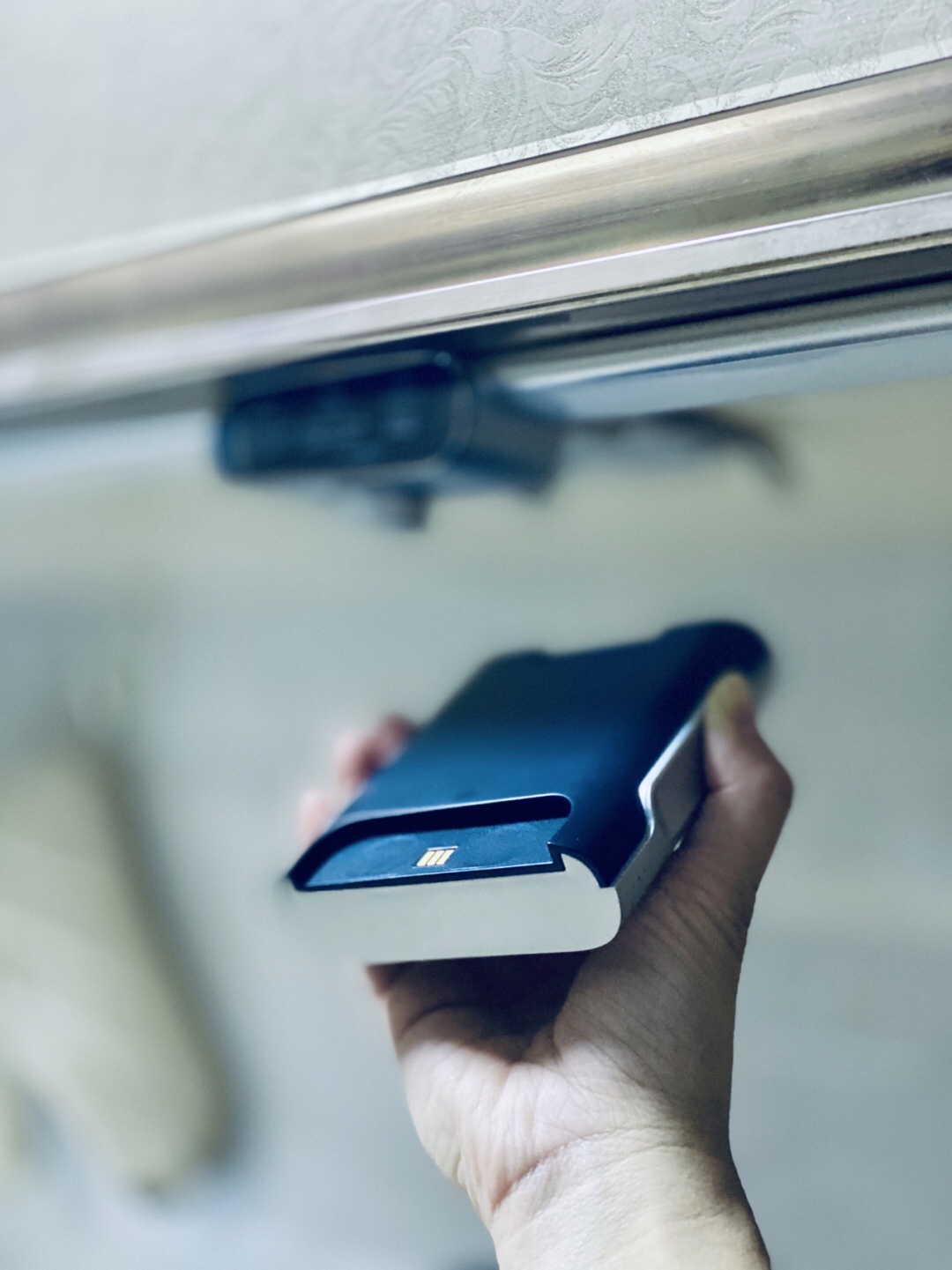 ĐÈN BẾP CẢM ỨNG LED KHÔNG DÂY THÔNG MINH EZVALO VESTA