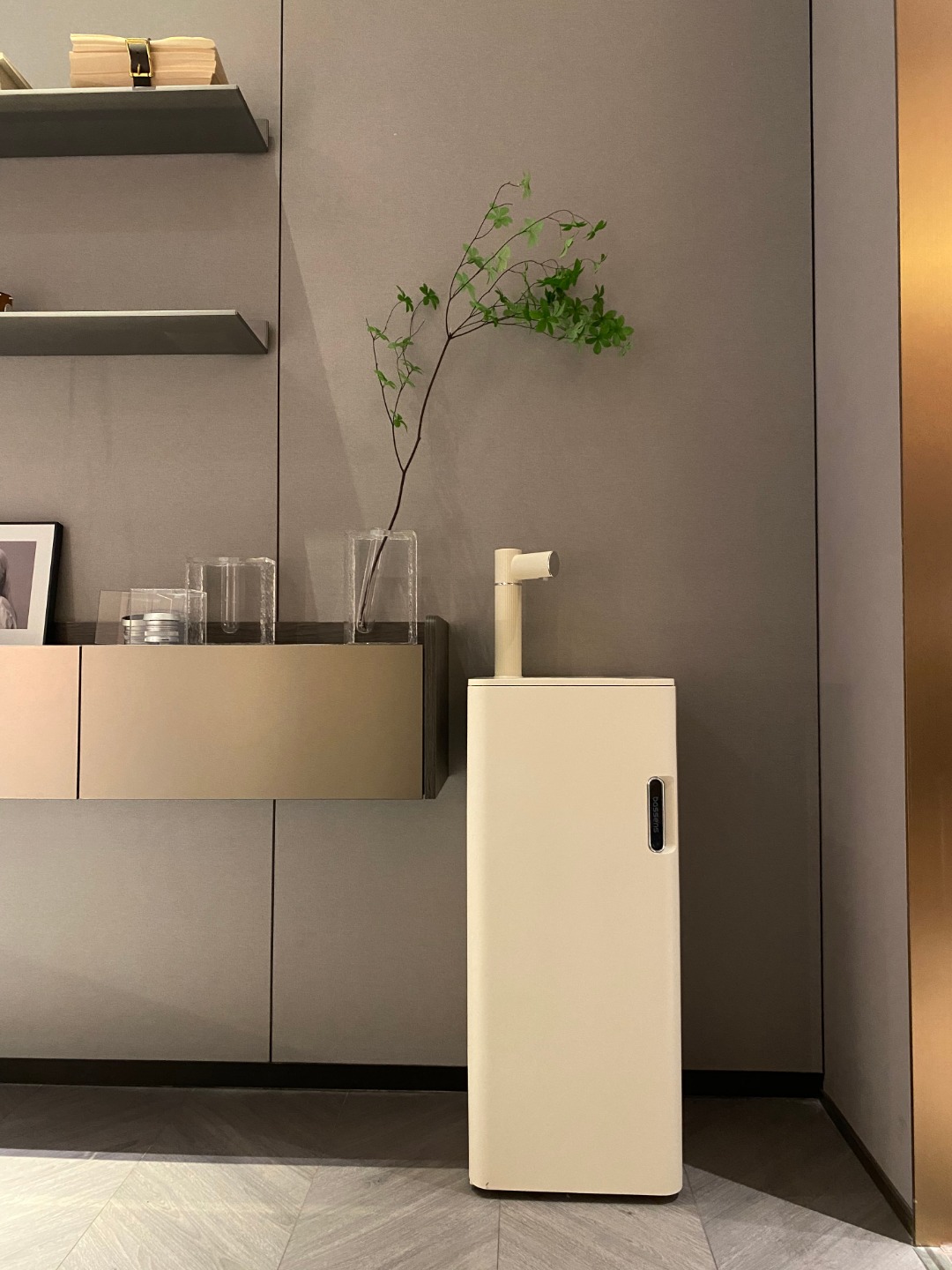 CÂY MÁY NƯỚC NÓNG THÔNG MINH BASSENS