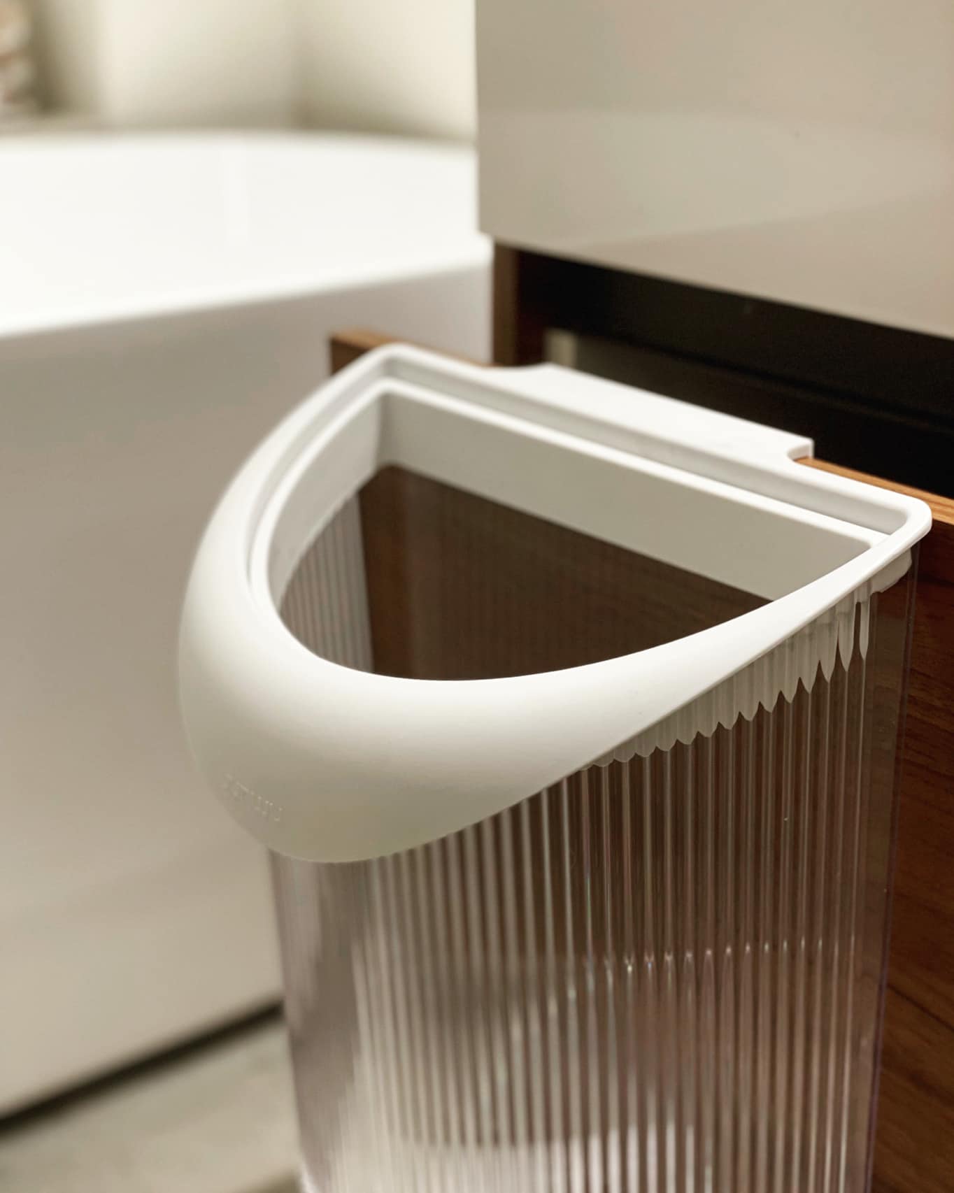 THÙNG RÁC TREO TRONG SUỐT CAO CẤP YUNWU