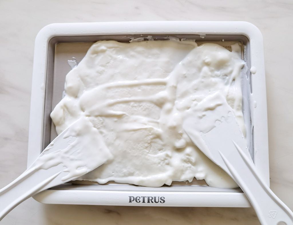 KHAY BĂNG KEM CUỐN PETRUS