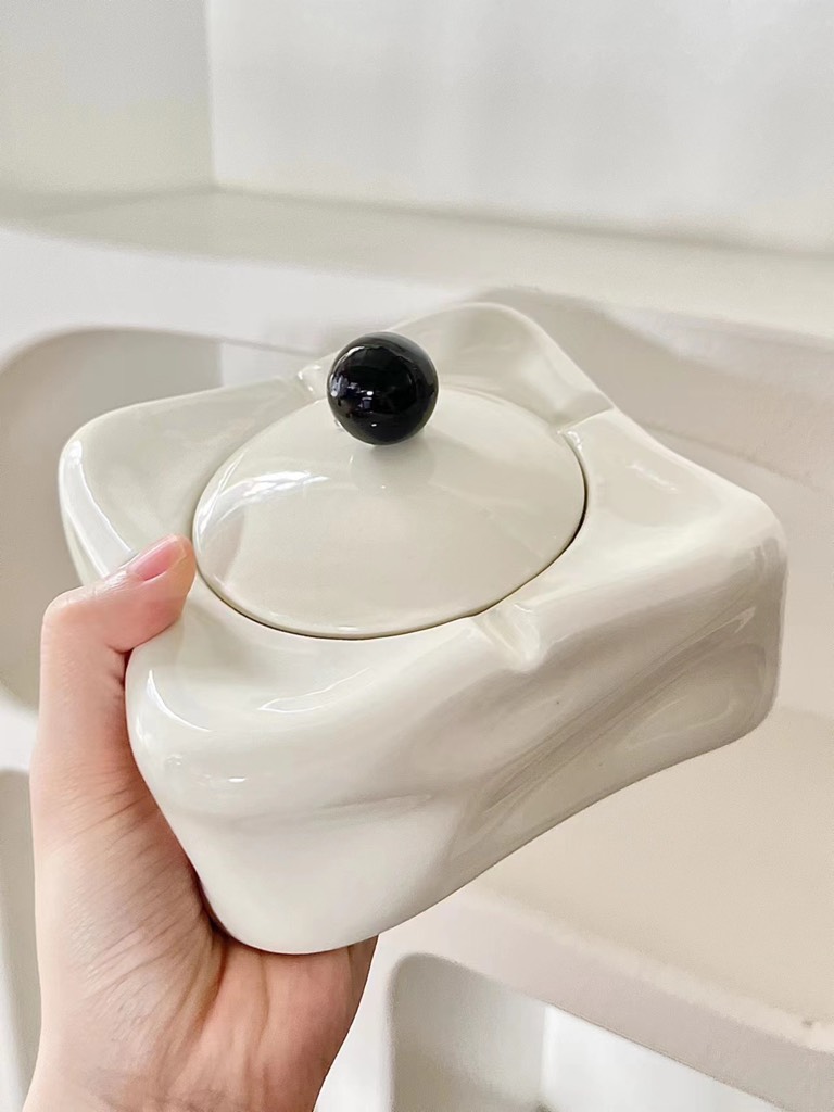 Gạt tàn thuốc lá trắng núm đen