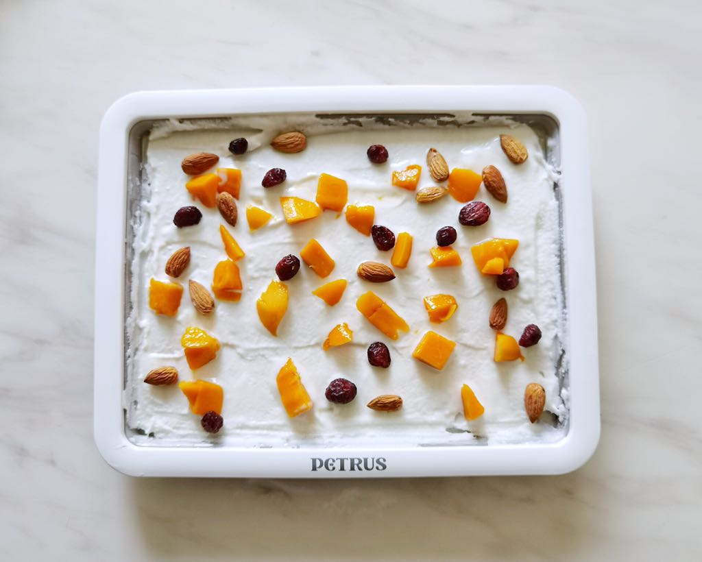 KHAY BĂNG KEM CUỐN PETRUS