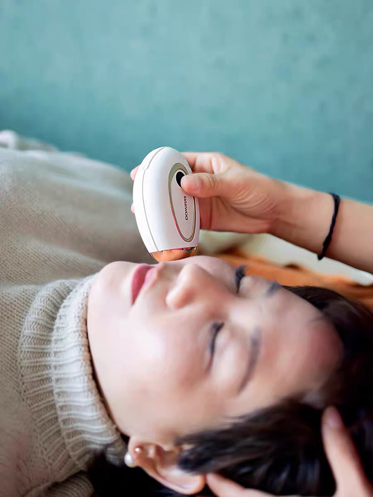 MÁY CHƯỜM ẤM MASSAGE TÍCH HỢP SẠC DỰ PHÒNG 5000mAh DAEWOO