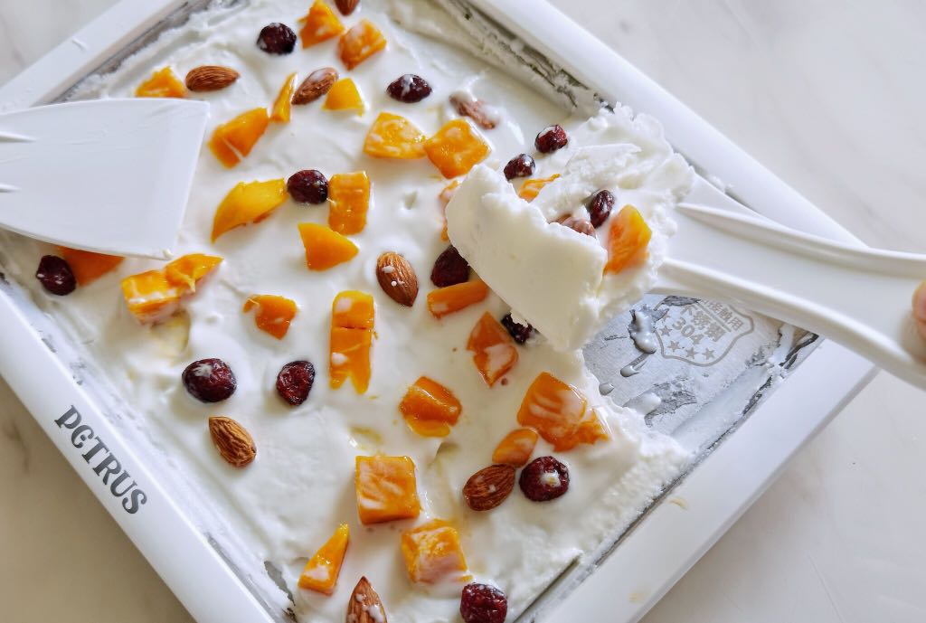 KHAY BĂNG KEM CUỐN PETRUS