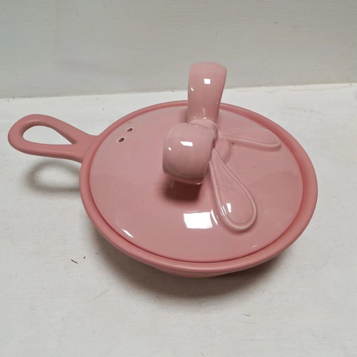 QUÁNH SỨ NẮP NƠ HỒNG 19.5CM