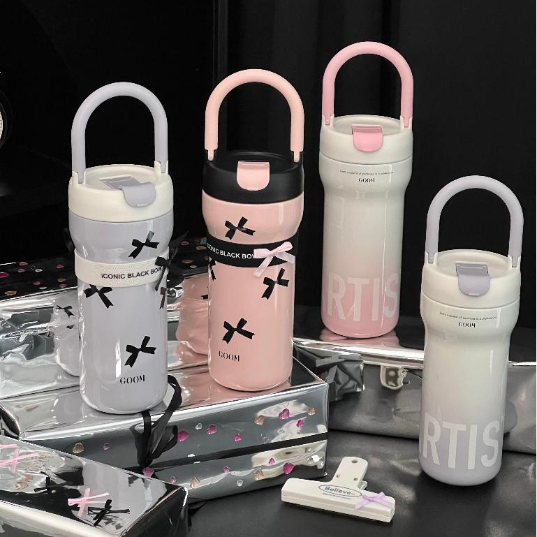 BÌNH GIỮ NHIỆT GOOM 730ML ARTIS QUAI XÁCH ĐÍNH NƠ DỄ THƯƠNG KHE UỐNG LỚN